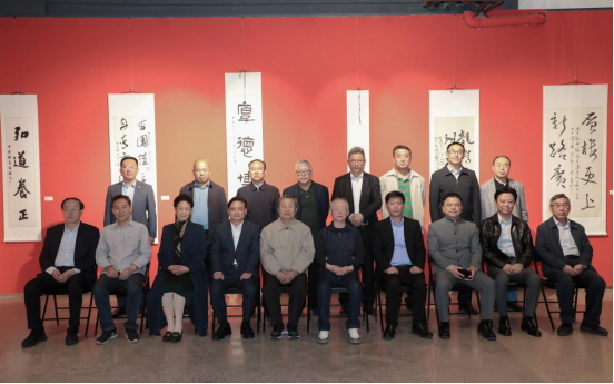 完美网页版举行“丹青笔墨绘卌载芳华”主题书画作品鉴赏会