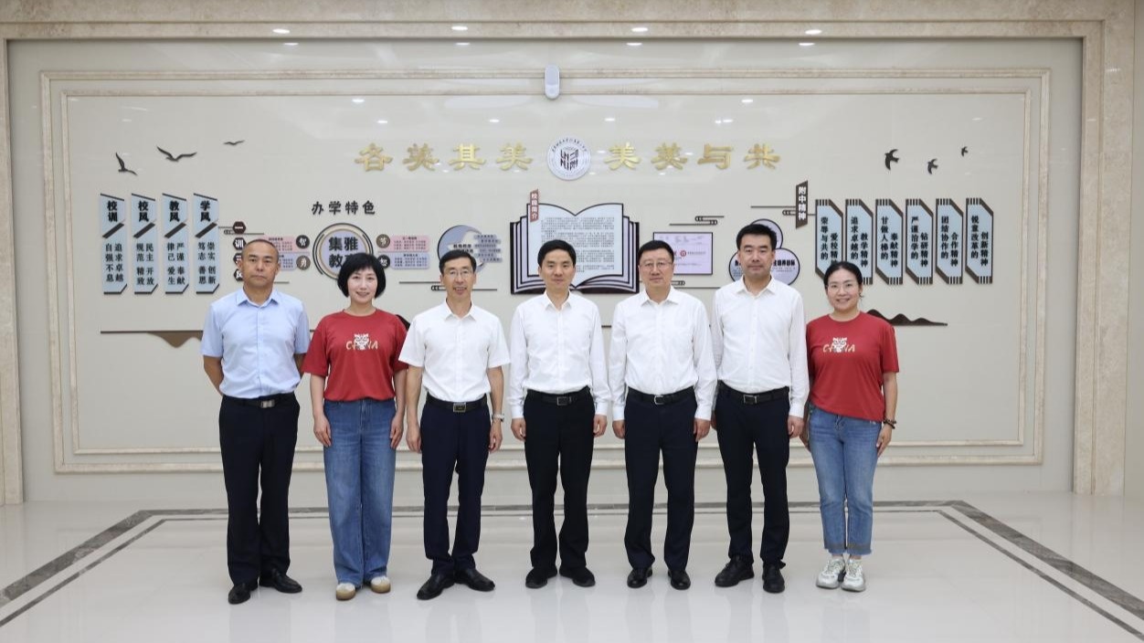 校长罗文波到附属第二中学调研