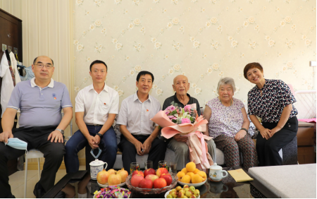 校领导走访慰问完美网页版参加过抗日战争的离休老同志