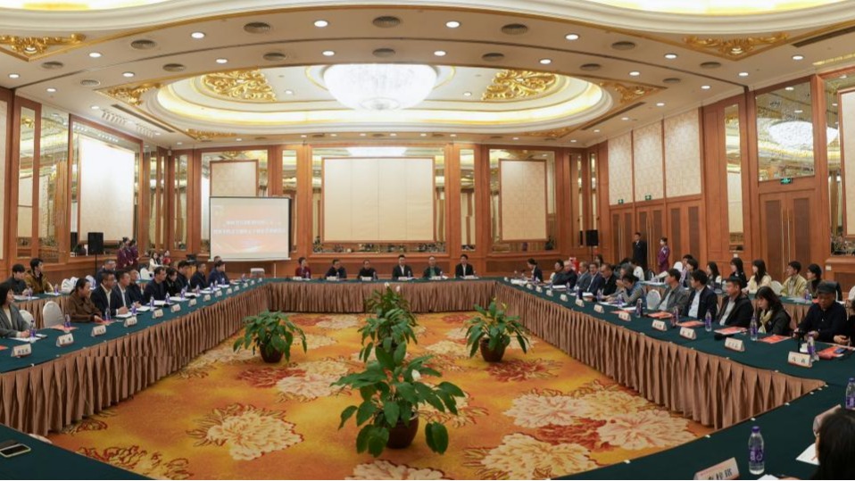 完美网页版举办“如何书写我们时代的人文暨贾平凹文学创作五十周年”学术研讨会