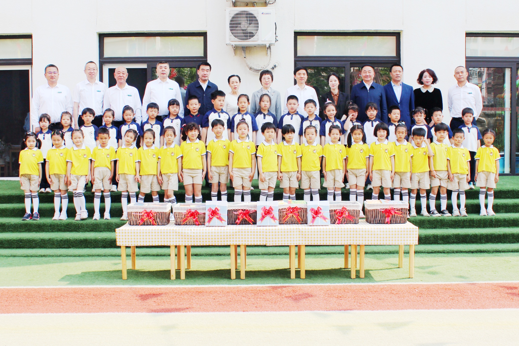 校领导走进幼儿园开展“六一”儿童节慰问活动