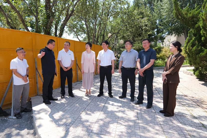 校领导暑期走访慰问一线工作人员