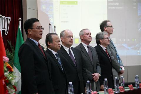 国际商学院举行2014届毕业生毕业典礼