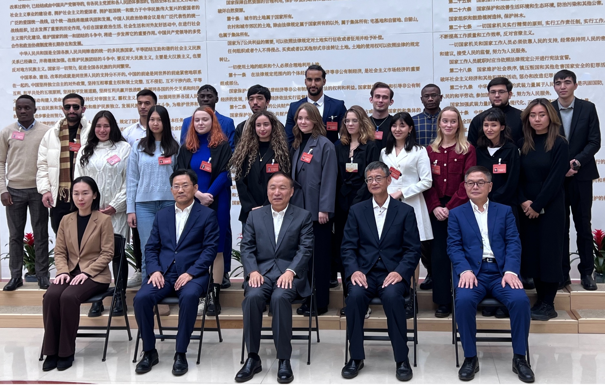 完美网页版留学生参加“留学生走进大连市人大常委会”活动