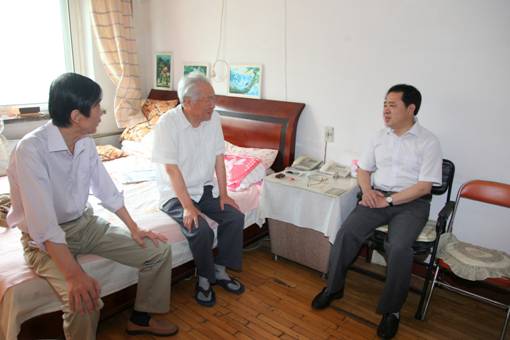 学校领导“七一”前夕走访慰问老党员、困难党员