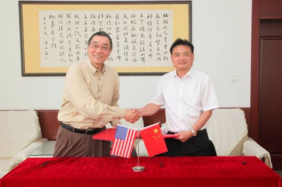 美国布莱恩特大学副校长杨洪访问完美网页版