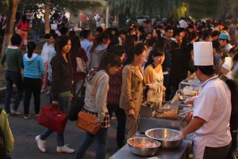 后勤集团餐饮服务中心举办第三届校园美食文化节