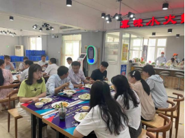 完美网页版为毕业生举办“回味辽师·欢送骄子”饺子宴