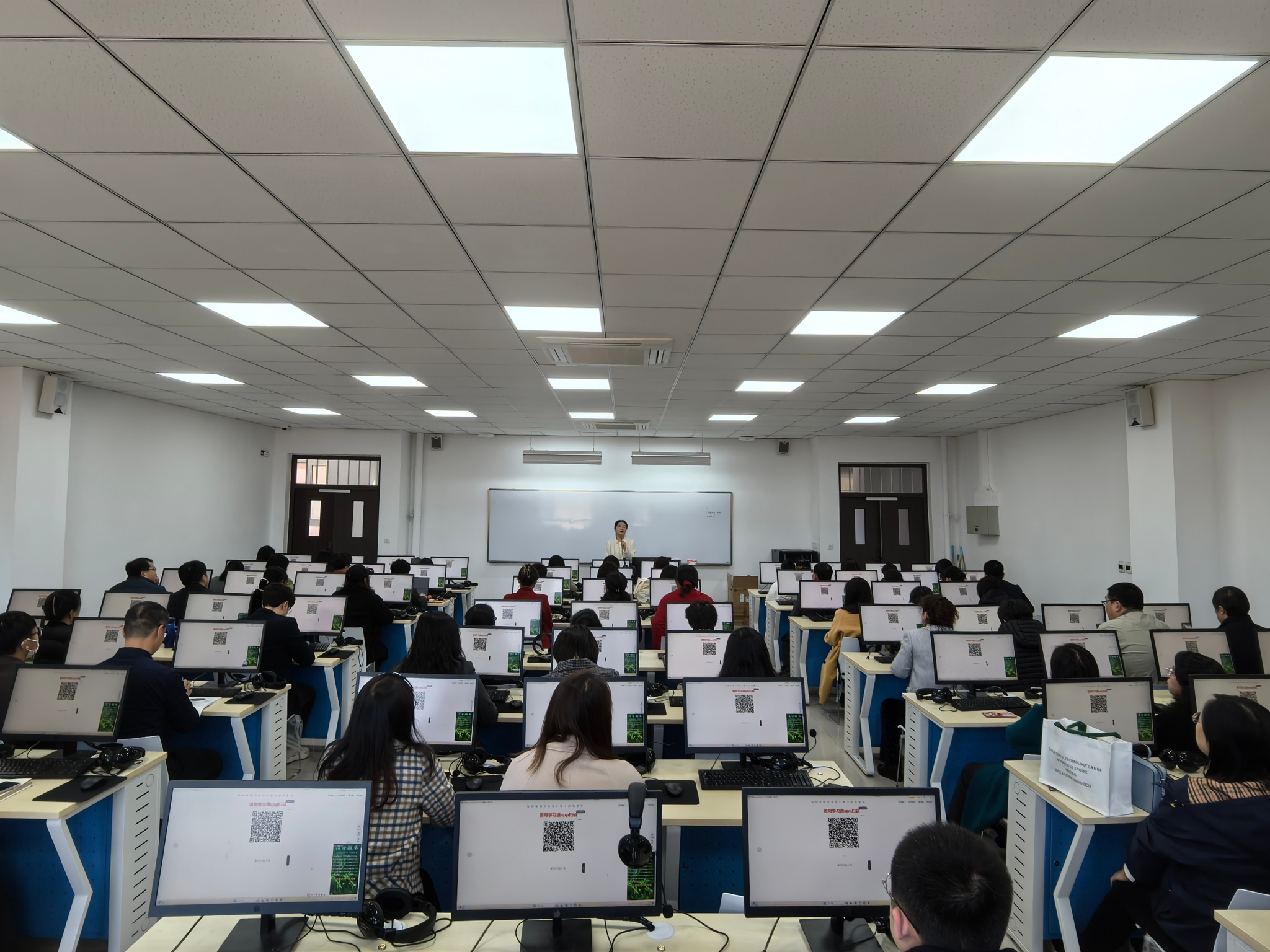 学校举办2025年AI赋能教学技能提升培训第一期暨DeepSeek课堂教学实践与应用实操