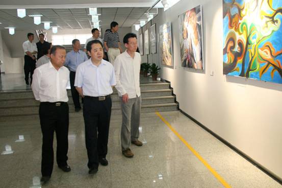 校领导参观美术学院2015届本科生毕业作品展