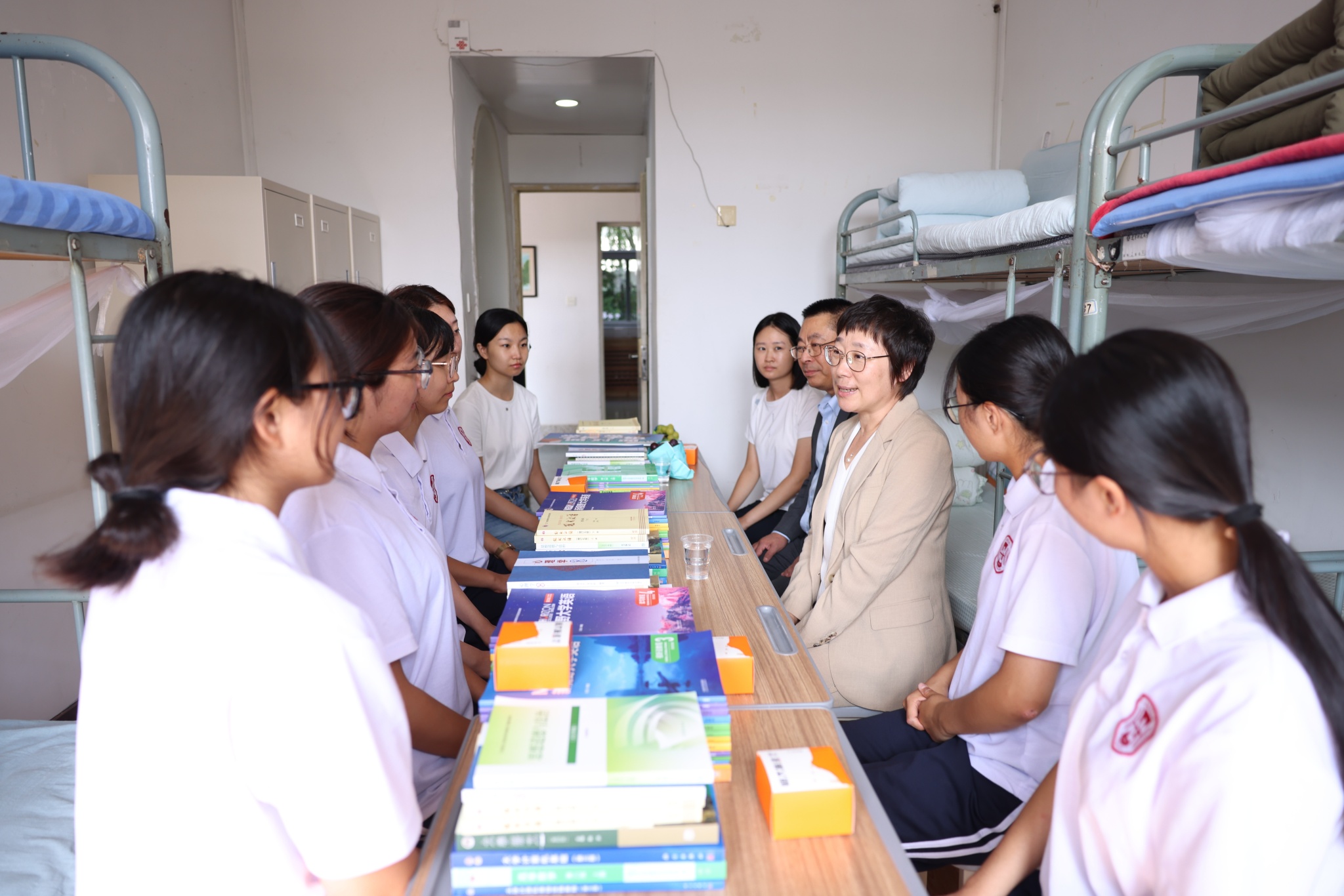 校领导走访慰问大一新生