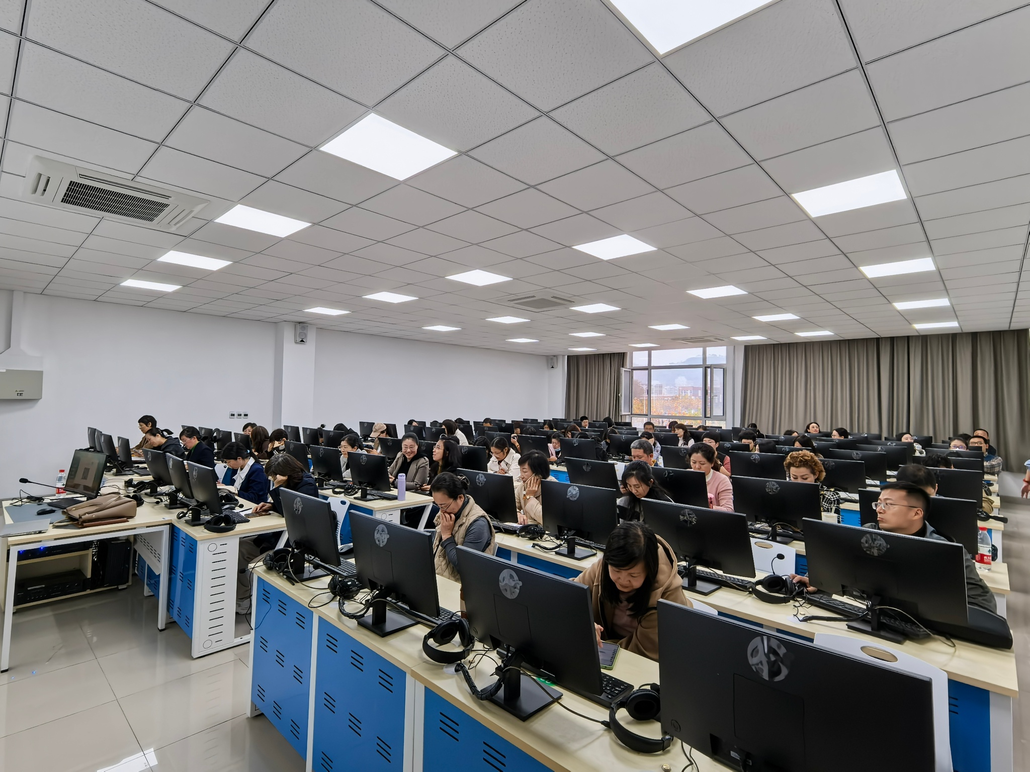 学校举办AI赋能数字化教学实操工作坊