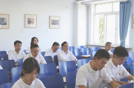开学第一天校领导深入教学一线听课调研