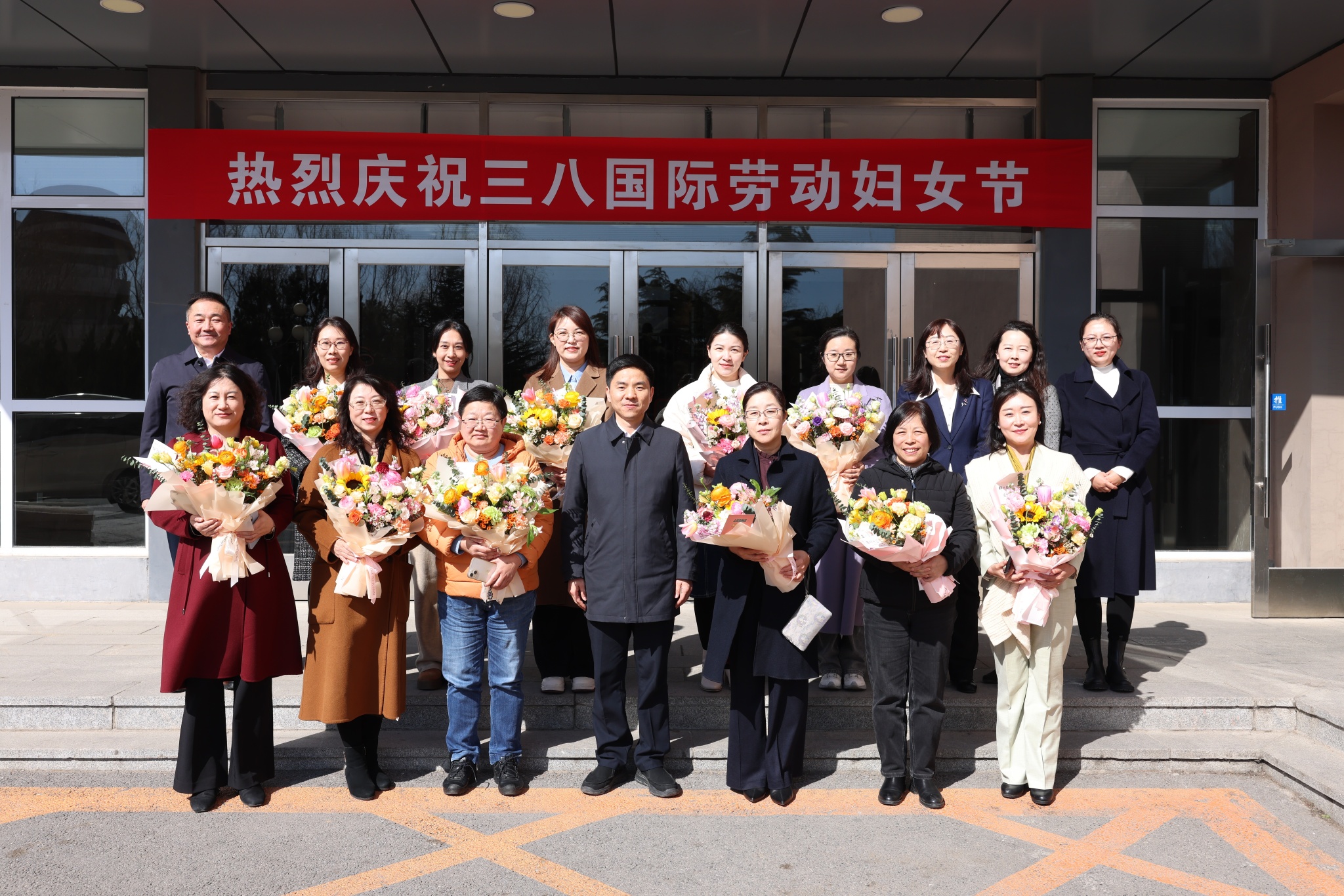 完美网页版召开庆祝“三八”国际妇女节女专家座谈会