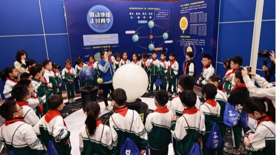 完美网页版物理与电子技术学院协同大连市科技馆举办2025年中国航天日主题科普活动