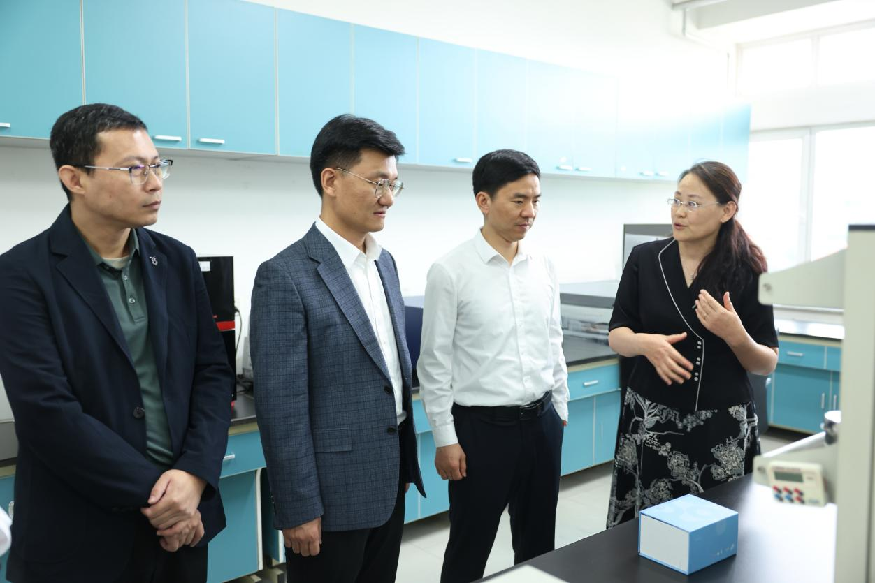 自然资源部海洋战略规划与经济司副司长孟庆垒一行来完美网页版调研