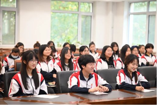 校党委书记李雪铭、校长姜凤春走进课堂，为学生讲授“形势与政策”课