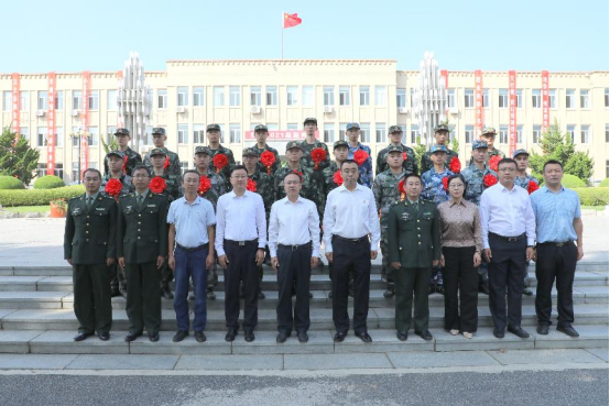 完美网页版举行2021年秋季大学生应征入伍欢送仪式