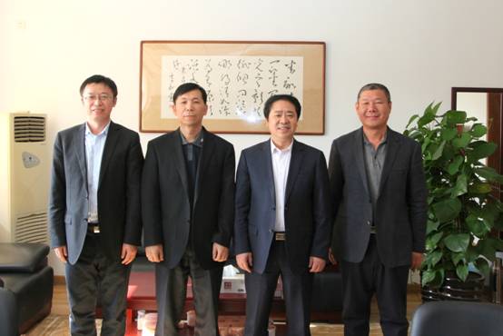 辽宁省委讲师团副团长张启元教授应邀来完美网页版做专题报告
