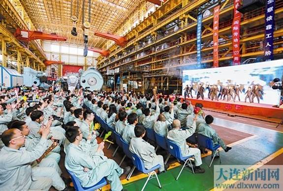音乐学院教师代表完美网页版参加大连市总工会举办的“五月歌会”演出