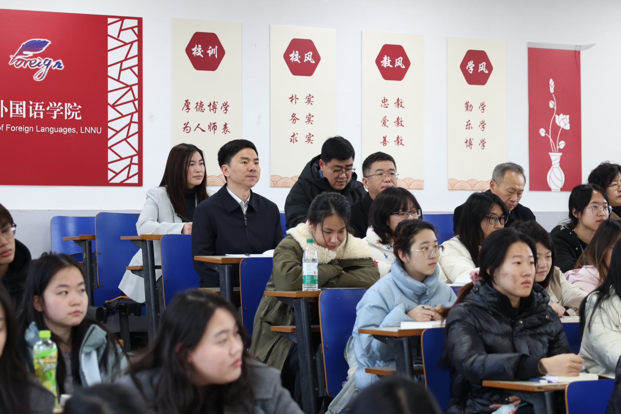 开学第一天校领导深入一线听课