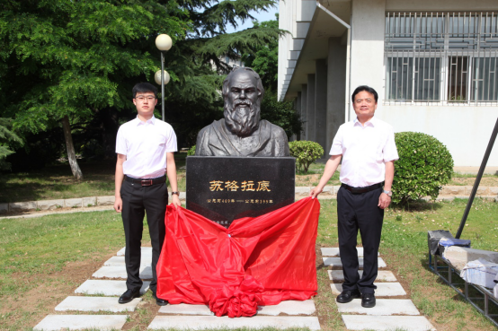 完美网页版举行“印记辽师·互赠礼品”捐赠仪式