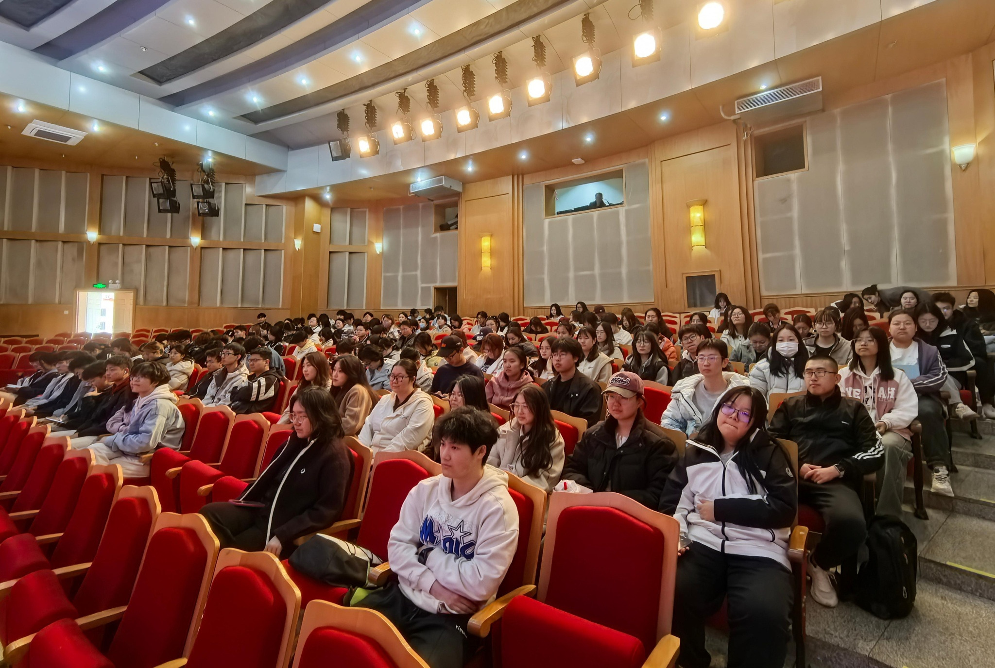 深耕美育浸润 学校开展“文化与美育大讲堂”系列活动