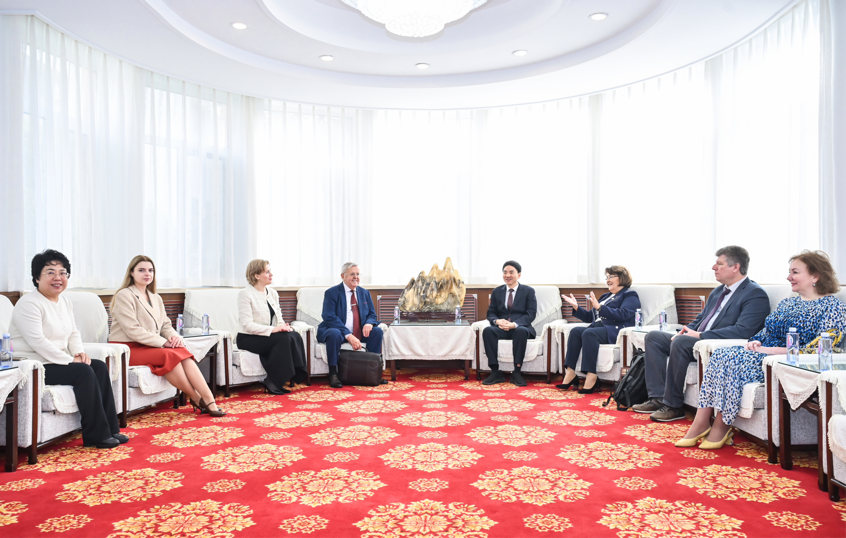 校长罗文波会见莫斯科国立大学访问团