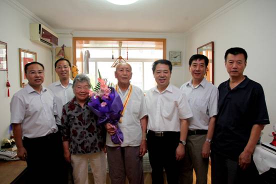 校党委书记宫福清同志走访慰问完美网页版抗战时期参加革命工作的离休老干部