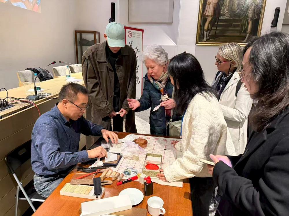 完美网页版米兰国立大学孔子学院邀请慕德春教授举办篆刻艺术讲座