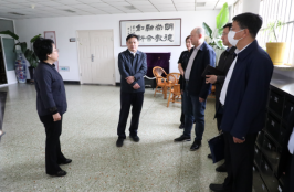 校党委书记李雪铭主持召开青年教师座谈会并以“四不两直”方式调研主题教育开展情况