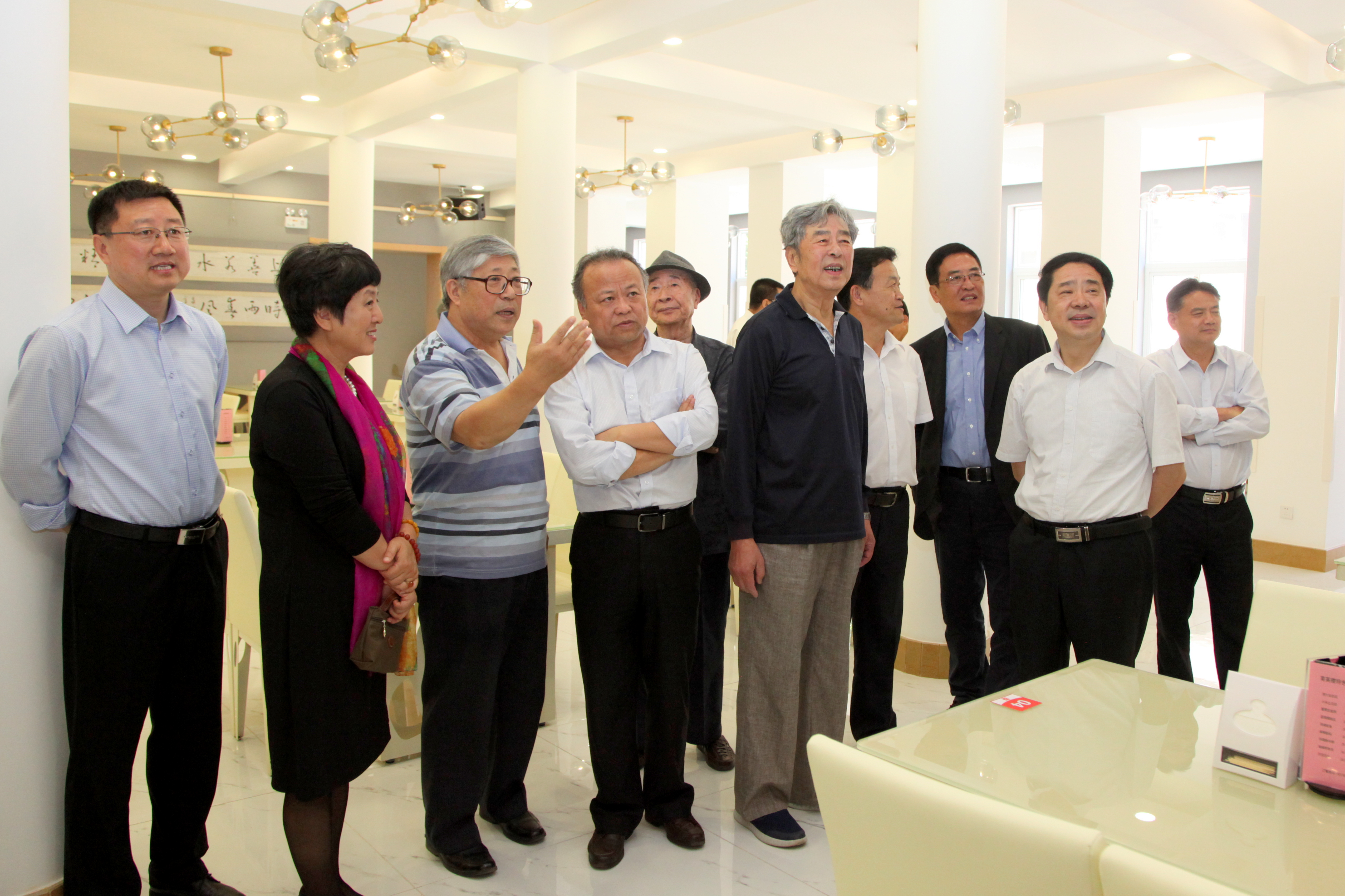 完美网页版关心下一代工作委员会慈善义卖活动启幕