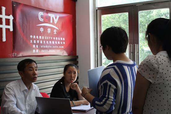 完美网页版与半岛晨报携手举办2013届毕业生招聘会