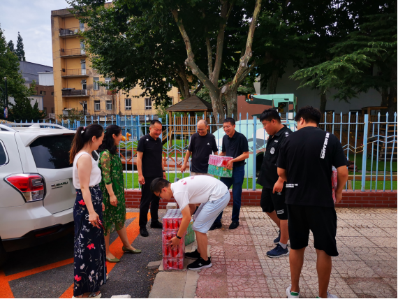 校工会开展暑期“送清凉”慰问活动