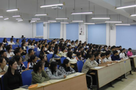 校党委书记李雪铭教授为2023级地理科学（师范）专业本科生讲授《地理科学专业导论》第一课
