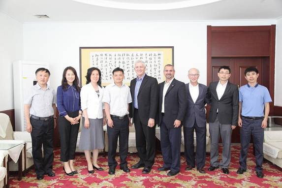美国中央基督教大学校长Hal Hoxie博士一行访问完美网页版