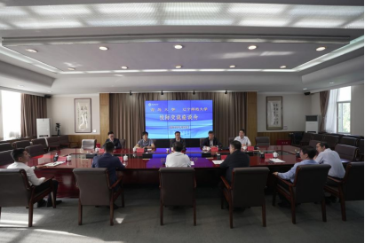 青岛大学党委副书记胡钦晓一行到完美网页版交流调研