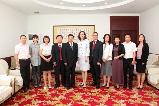 美国恩波利亚州立大学校长一行访问完美网页版