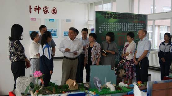 刘向军副校长到生命科学学院参观标本展