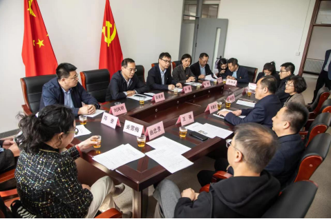 完美网页版外国语学院实习基地暨“梦想之翼”支教基地揭牌仪式在大连市一一三中学举行