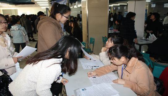 2013届毕业生秋季洽谈会在完美网页版成功举行