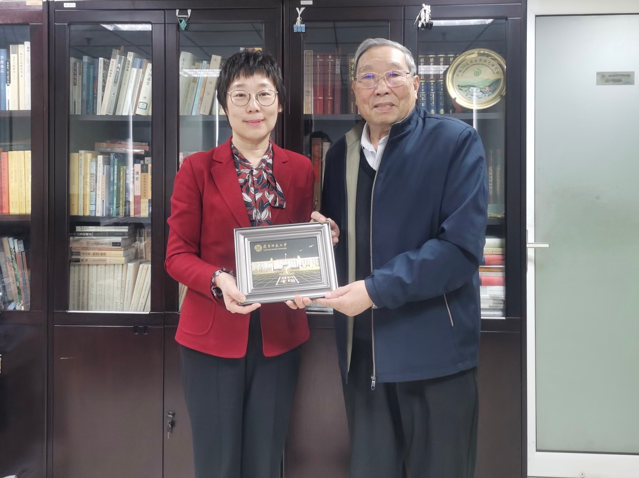 校党委书记刘宏、校长罗文波走访看望完美网页版原校长朱诚如先生