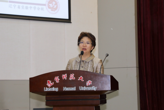 优秀校友、全国模范教师李兰芬来完美网页版作报告