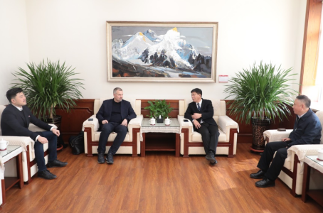 德国柏林媒体设计学院行政总长一行访问完美网页版