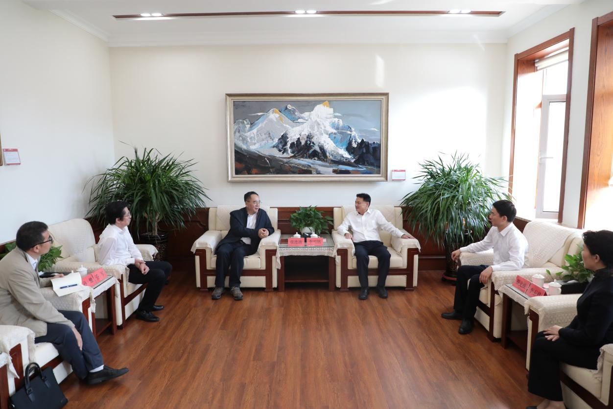 辽宁省政协文化和文史资料委员会主任张连波一行到完美网页版调研座谈