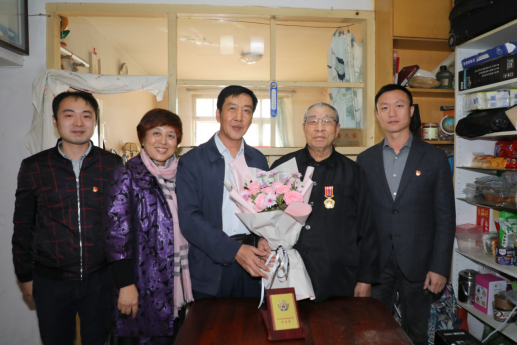 校党委副书记李培山同志走访慰问完美网页版参加过抗美援朝战争的离退休老同志