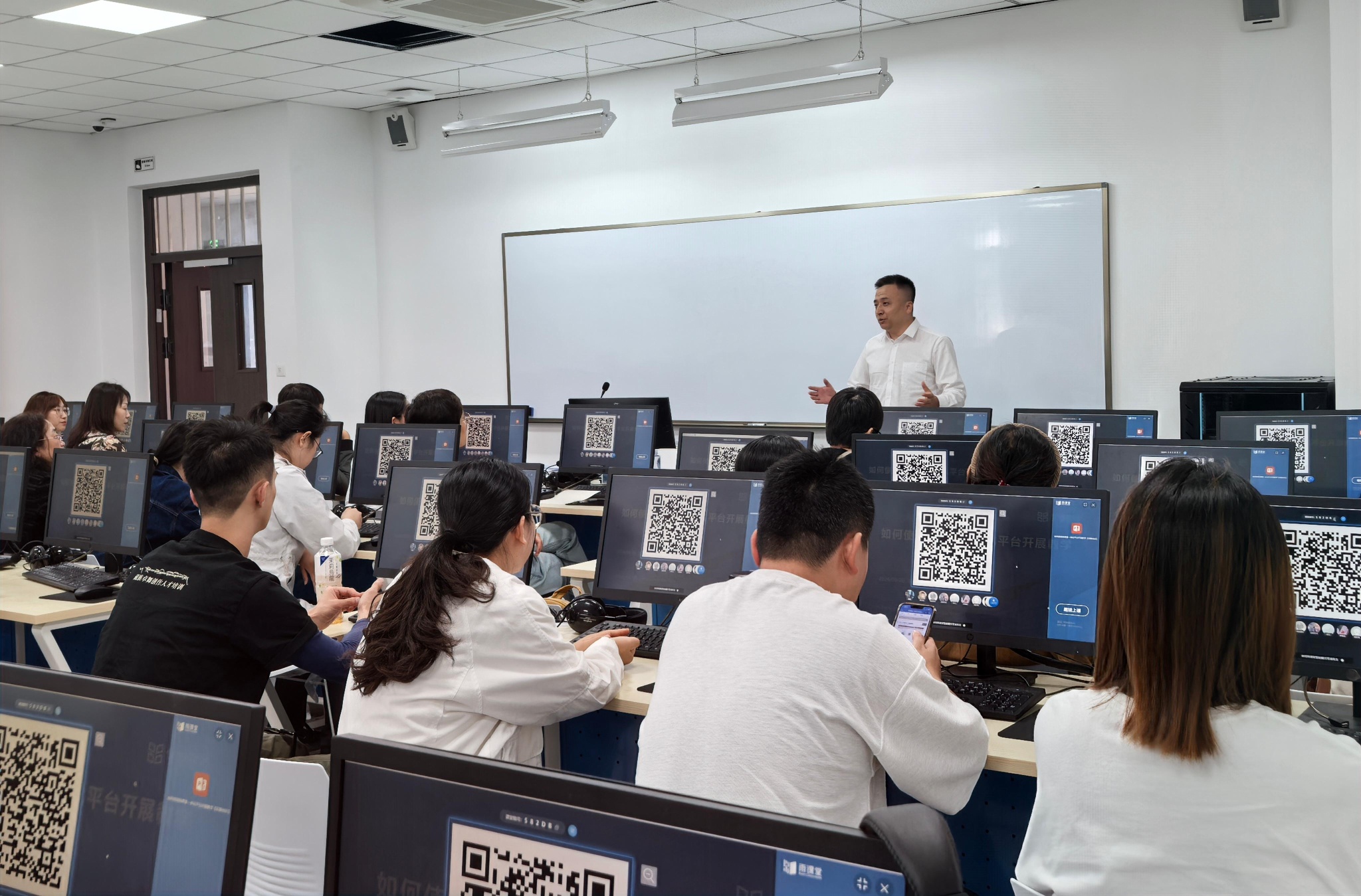 学校举办人工智能赋能教育暨教师数字素养能力提升专题培训