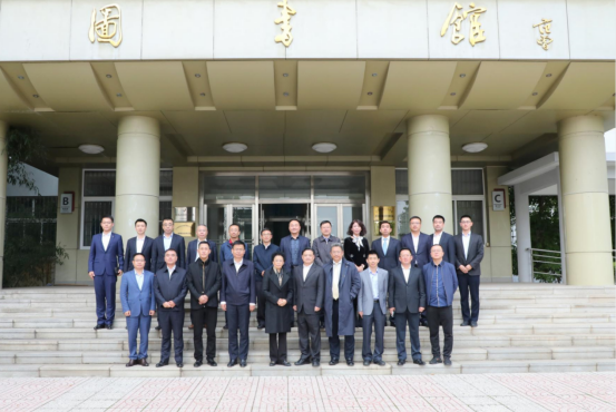 完美网页版举行“书香师苑 七秩有我”校友座谈会暨图书捐赠助力活动启动仪式