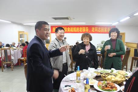 餐饮服务中心组织离退休老同志欢度重阳节