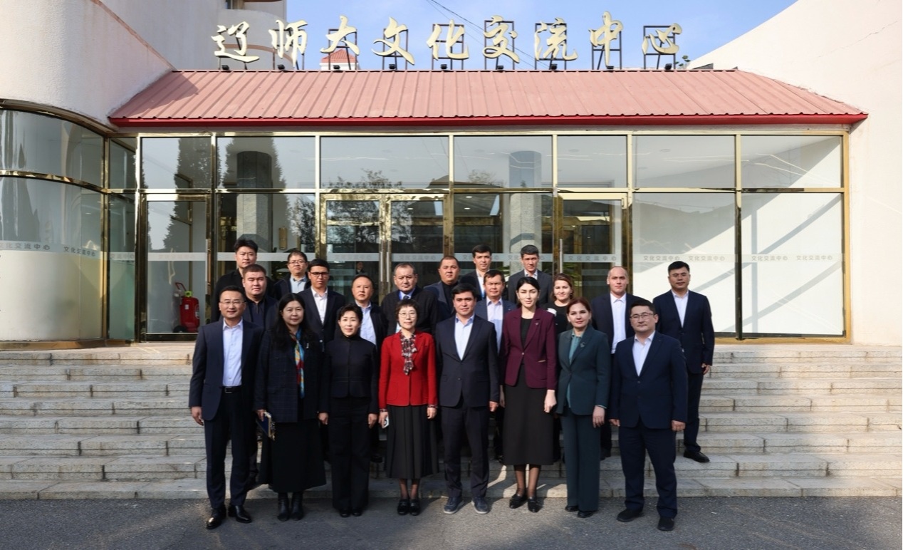 乌兹别克斯坦教育代表团访问完美网页版